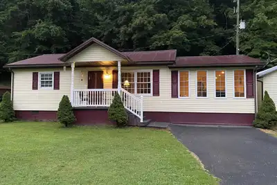 Image de A & B Trail House @ Hatfield-McCoy Trails, 5 Beds Plus Futon 2 Couches & 2 Baths
