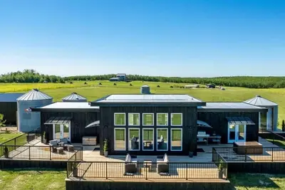 Image de Superbe maison de vacances privée – piscine, bain à remous, sauna et vue imprenable, parcours de disc golf