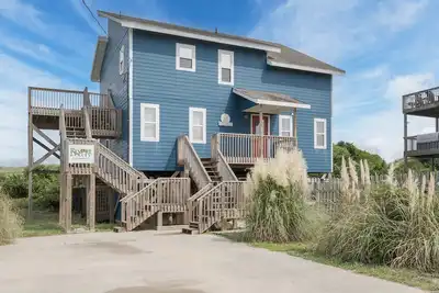 Image de 7655 - Sand Dollar Oceanfront 4br Avon retreat with hot tub, beach access, and ocean views.