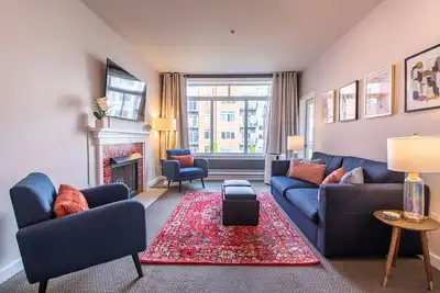 Image de Lovely 2br condo w/ pool in the heart of Seattle!
