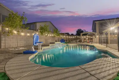 Spacious Oasis w/Private Heated Pool, Spa, Arcade Gameroom, near Cardinal stadium