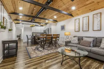 Image de 3 Br Downtown Sanctuary! Huge back yard