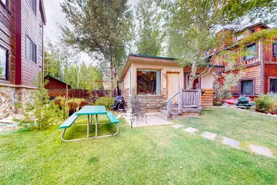 Image de Rustic lakefront cabin with dock, sand beach, playground, grills, picnic area