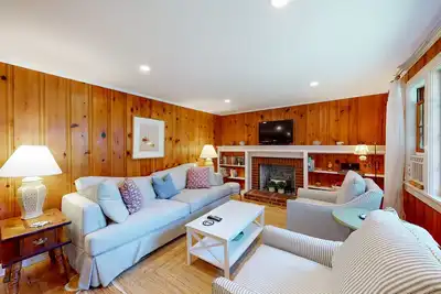 Image de Dog-friendly cottage with great yard & 3 bikes - 1/2 mile to Earle Road Beach