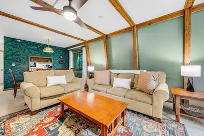 Image de Dreamy condo with back deck, grill & fireplace - snowbird-friendly
