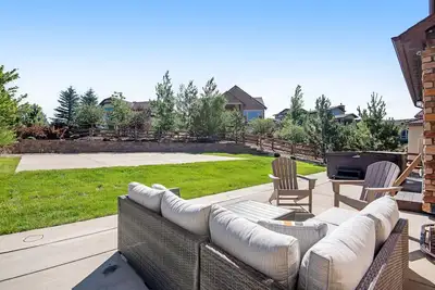 Image de Stylish home with private hot tub & game room - dog-friendly
