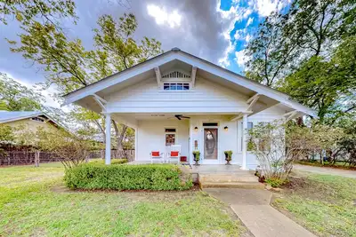 Image de Enchanting home with fireplace, full kitchen, patio, central Ac, & washer/dryer