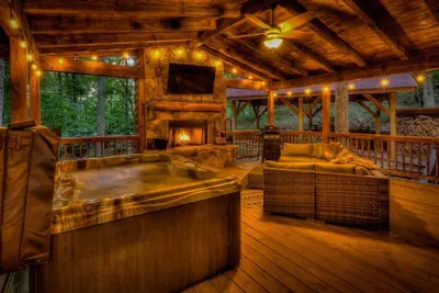 Image de Broken Arrow - Hot Tub | Outdoor Fireplace | Screened In Porch