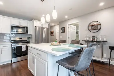 Image de 3br Modern, Luxe East Side Unit, Ideal Location!