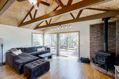 Image de Mountainside home, dog-friendly, with deck, fireplace, washer\/dryer, & WiFi