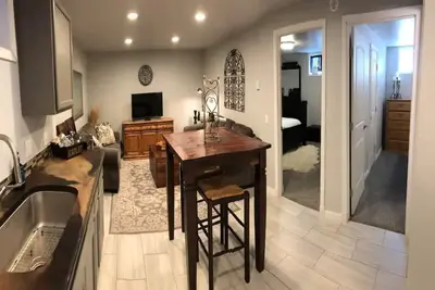 Image de Newly listed, executive apartment, hot tub, great for adventure!