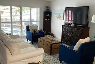 Image de Furnished Executive remodeled apt. 5 minutes to beach.