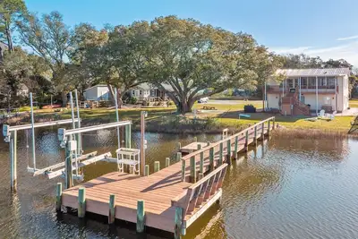 Image de Private Dock-Boat Lift-Sunset Views-Hot Tub-Game Room-Office