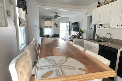 Image de Kozy Beach House-single-7 bedroom-dog friendly!