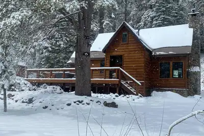 Image de Cozy cabin close to Palisades Ev Charger