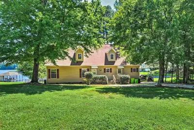 Image de Beautiful Lakefront Retreat w/ Dock & Grill!