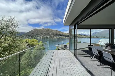 Image de Stunning Lakefront 5 Bedroom - 5. 5 Bathroom House