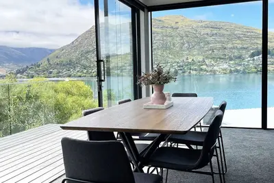 Image de Gorgeous Lakefront 4-bedroom/4-bathroom home