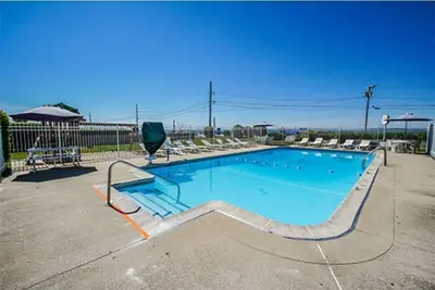 Image de Hot tub on your deck and beach across the street. . . Relax