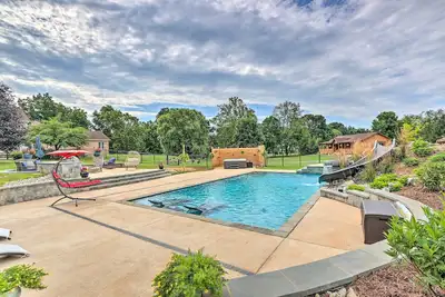 Image de Charles Town Home w/ Private Pool & Hot Tub