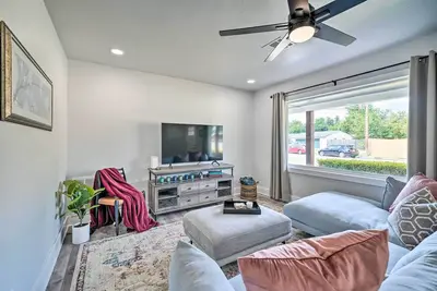 Image de Okc Home: Walk to Restaurants & Lake Hefner!