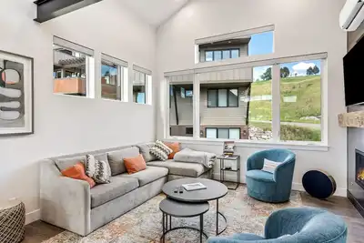 Image de Modern mountain home with hot tub & indoor/outdoor fireplaces - walk to gondola