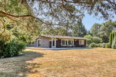 Image de Coastal home with outdoor shower, grill, fireplace, central Ac, & W/D