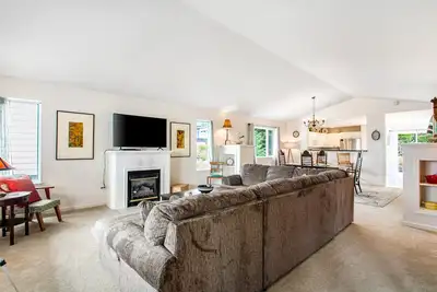 Image de Adorable island home with beach access, tennis courts, backyard, WiFi & W/D