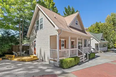 Image de Little Bear Cottage is located only a half-mile away from downtown Gatlinburg!