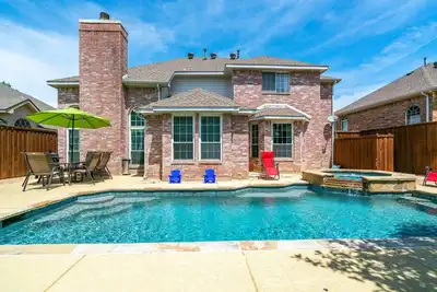Image de Nice heated pool & spa w Bbq near Dfw-sleeps 10-14 Stylish Paradise