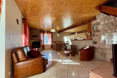 Image de Gîte chaleureux avec cheminée près du Puy-en-Velay, idéal pour familles et séjours professionnels