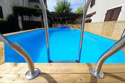 Image de Grande maison familiale avec piscine privée et garage, centre de Saint-Gaultier