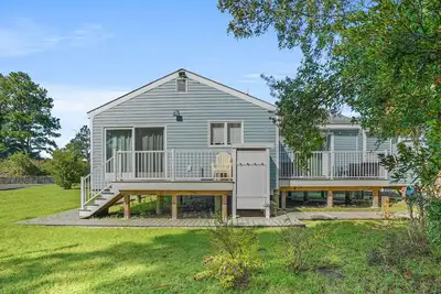 Image de Coastal Cottage - Beachy oasis in Oyster Bay!