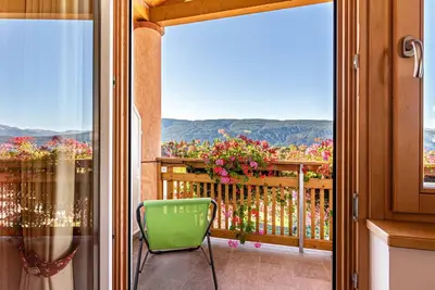 Image de Résidence Diana Appartement 303 avec vue sur les montagnes, balcon et Wi-Fi.