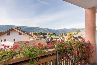 Image de Résidence Diana Appartement 201 avec vue sur les montagnes, balcon et Wi-Fi.