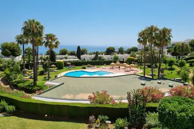 Image de Appartement de vacances \"In Miraflores\" avec vue sur la mer, piscine, court de tennis et Wi-Fi.