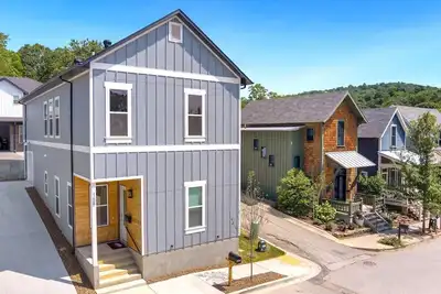 Image de Hog Haus - 1/2 Mile to Dt Fayetteville - Sleeps 8