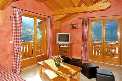 Image de Chalet, au pied des commerces, sauna, terrasse, balcon, cheminée ou poêle à bois, parking