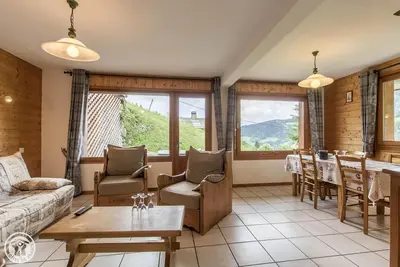 Image de Wifi, Rez-de-chaussée, vue montagne, terrasse, cheminée ou poêle à bois, parking, télévision, 55m²