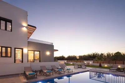 Sunnyside Villa I, Just Steps to the Beach