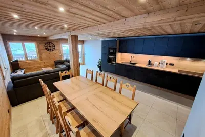 Image de Wifi, Rez-de-chaussée, terrasse, balcon, cheminée ou poêle à bois, parking, télévision, 120m²