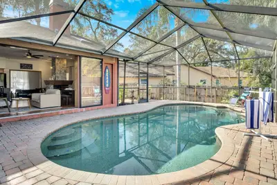 Image de Heated pool! Pet friendly & minutes to the beach!