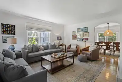 Image de Cute House Near Lake Michigan, Bike Path, Restaurants, Ski Hills, & Shopping!