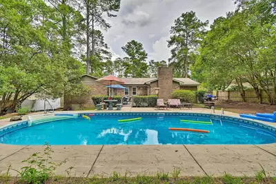 Image de Inviting Fayetteville Home w/ Deck & Pool!