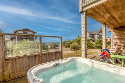 Image de Ocean View, Hot Tub, Fire Pit, Queen Suite in This Private Bella Beach Beauty!