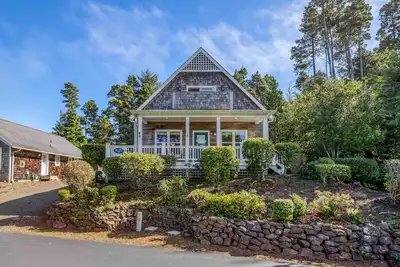 Image de Lovely Home, View of Bella Beach Park, Main-Level Queen Suite, Amenities Galore!