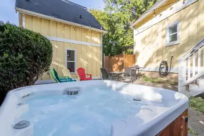 Image de Modern Beach Cottage has Upstairs Suite, Game Room, Private Patio with Hot Tub!
