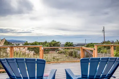 Image de Single Level Bayshore Beauty With The Perfect Deck For Relaxing, Pups Welcome!