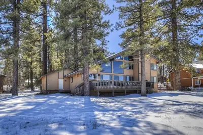Image de Lakefront home with amazing mountain and lake views, game room, Bbq grill + more