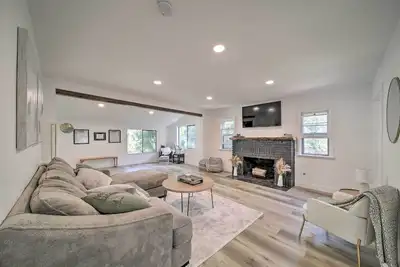 Image de Bright & Airy Liberty Lake Abode w/ Backyard!